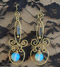 Pendientes de piedra luna y latón dorado