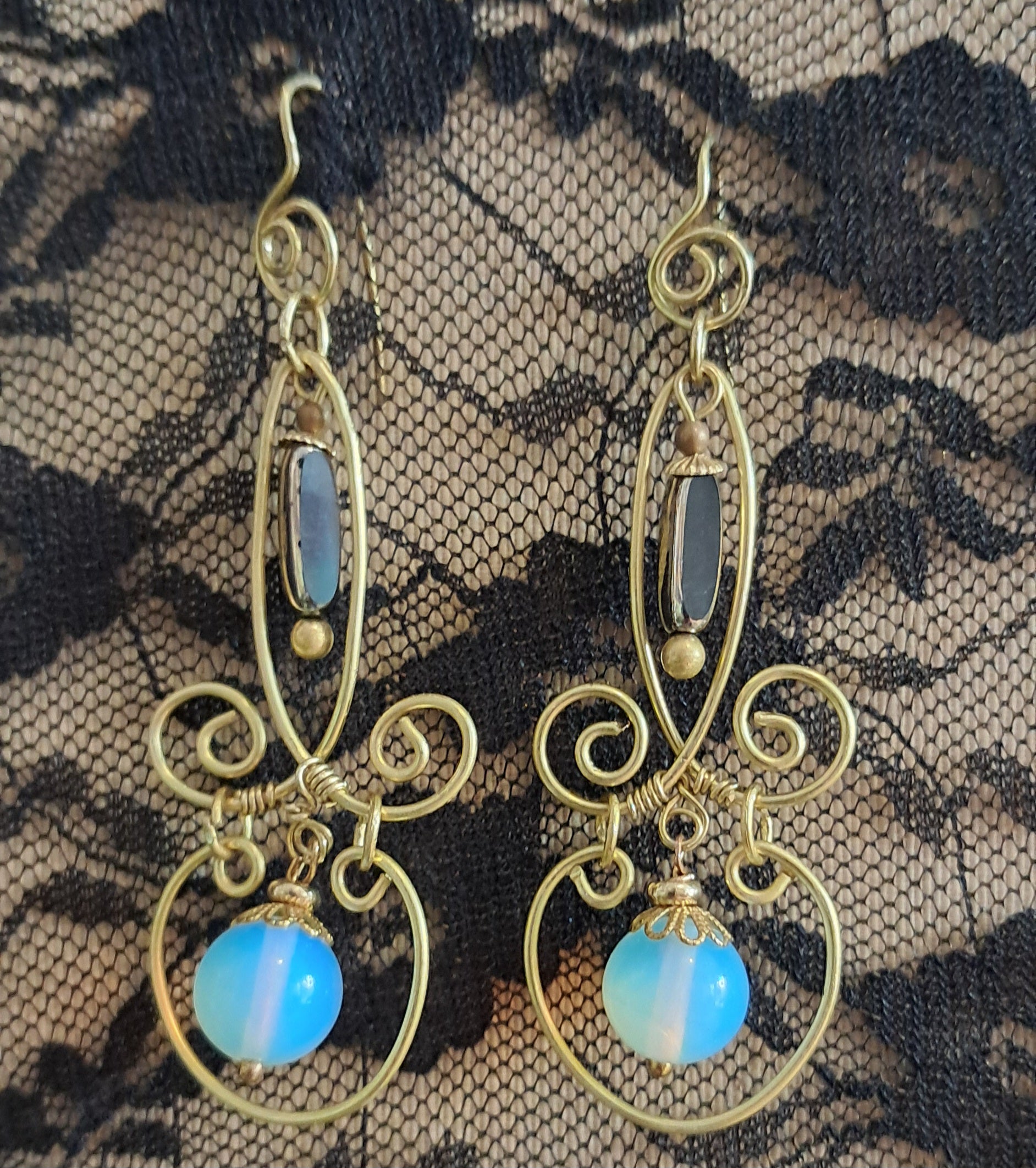 Pendientes de piedra luna y latón dorado