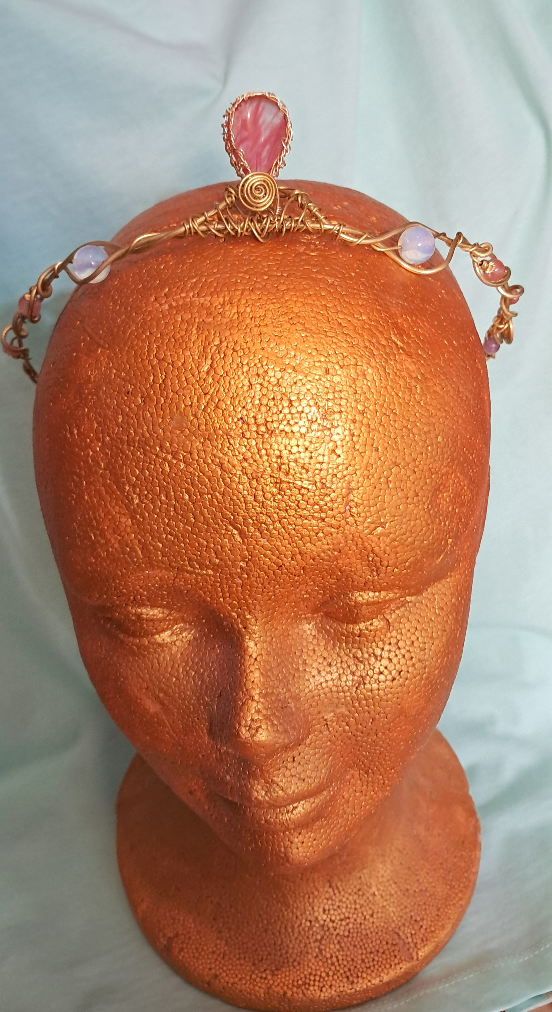 Diadema de latón dorado y cuarzo cherry