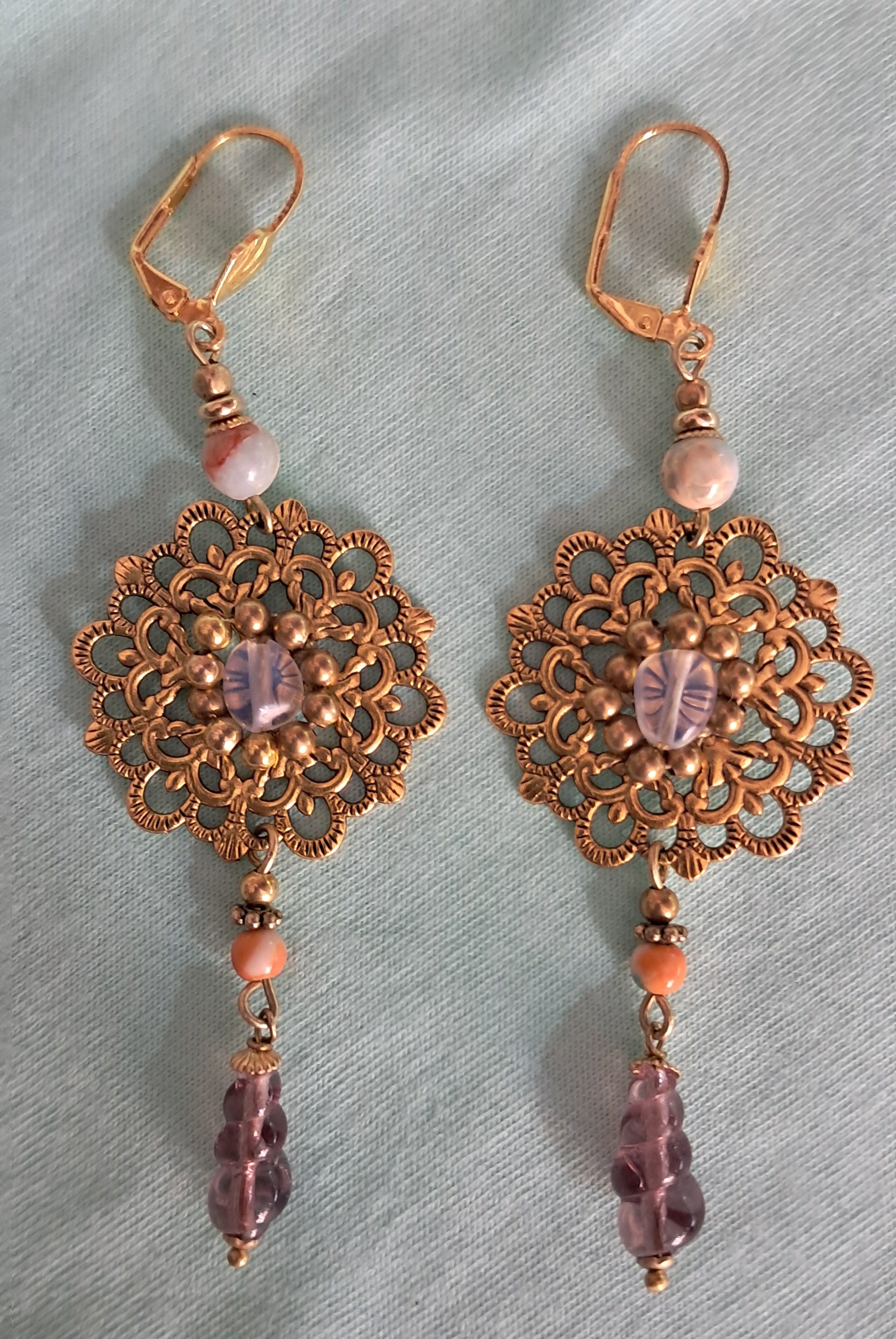 Pendientes de laton dorado,  chapa filigrana de cobre,  , piedras de jaspe imperial, opalina y cristal de murano antiguo